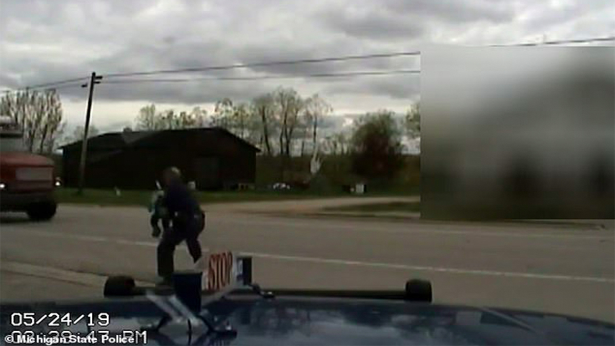 #Video Policía salva a niña de morir atropellada por camión