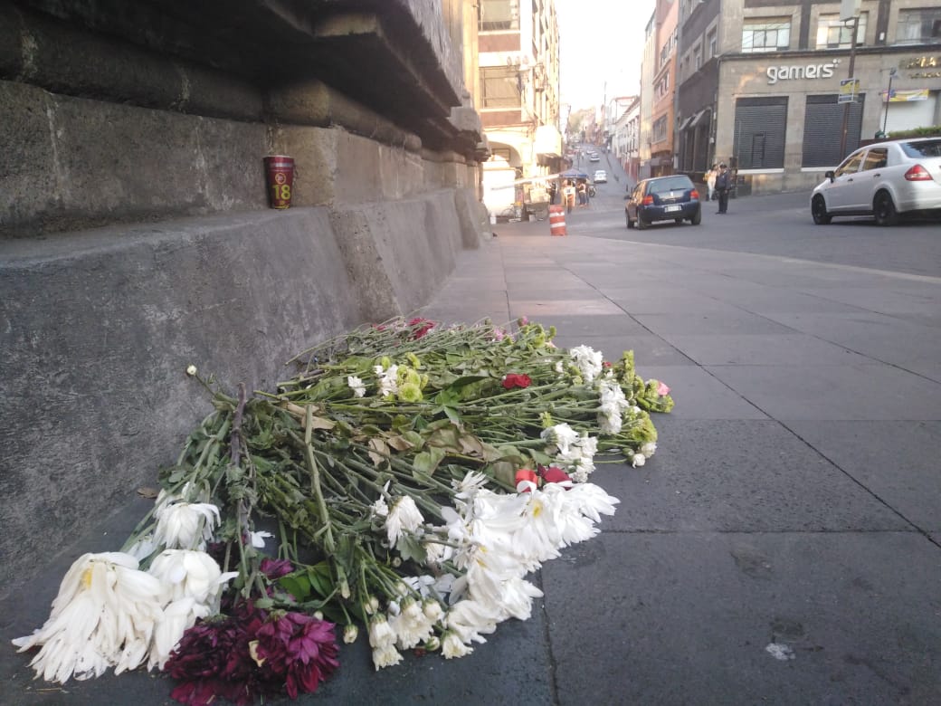 Colocan flores en honor a víctimas de balacera en Cuernavaca - ofrends-florales-cuernavaca-victimas-balacera