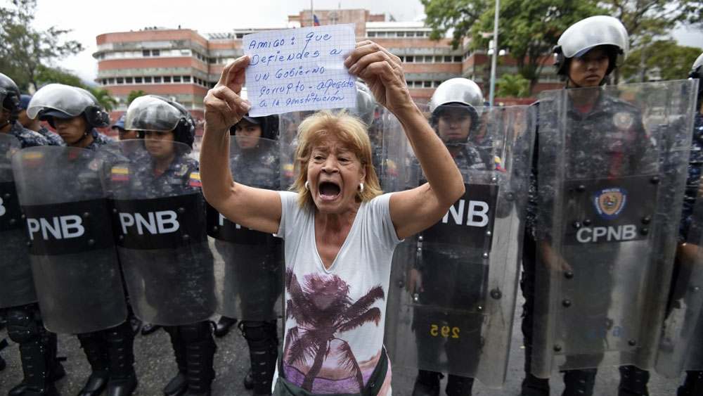 Opositores piden a militares cesar apoyo a Maduro