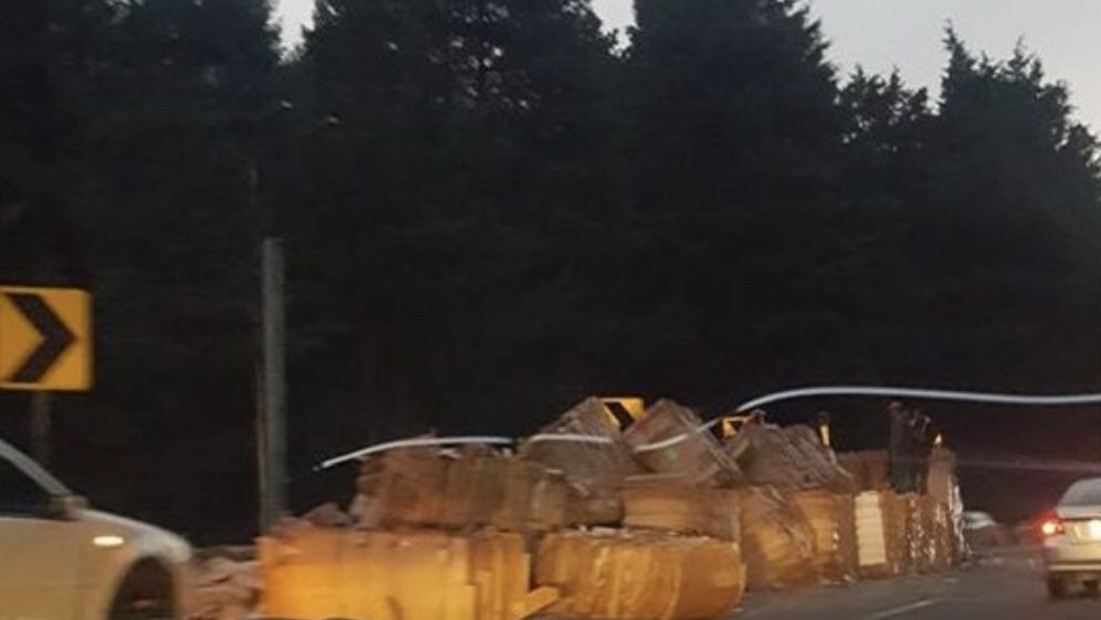 Tráiler vuelca sobre la carretera México-Toluca - pacas-de-carton-regadas-por-trailer
