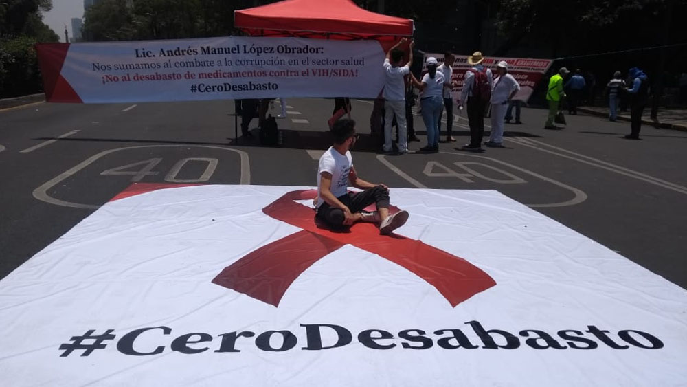 Pacientes con VIH cierran Reforma