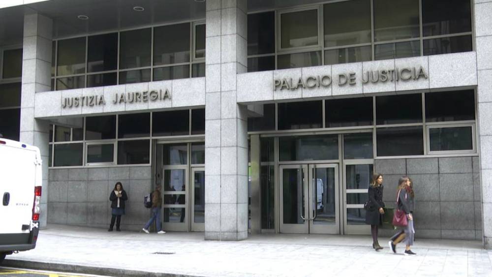 Dan 13 años de cárcel a tres hombres por violar a una mujer y grabar el hecho en España