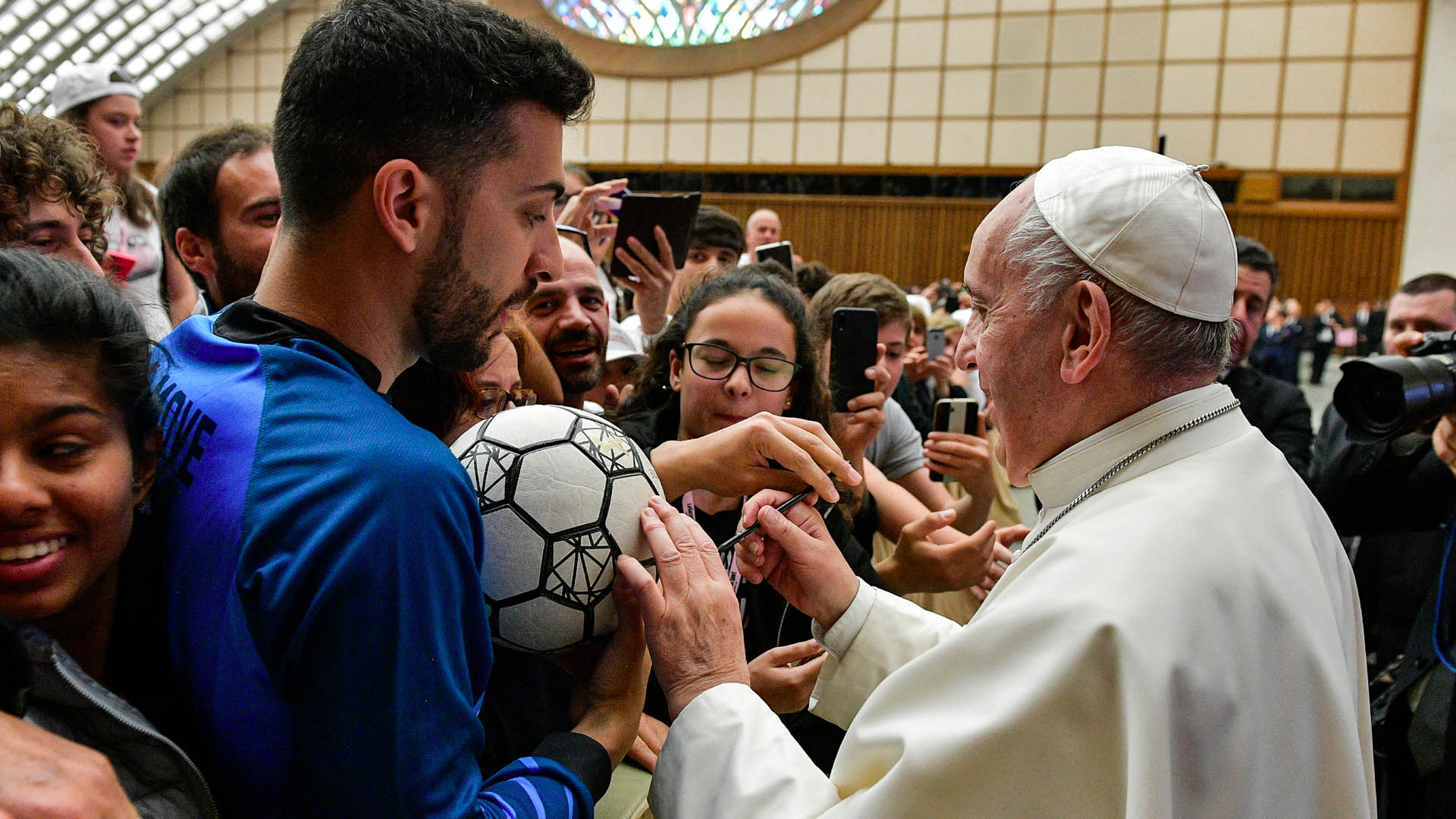 Papa Francisco recibe a 6 mil jóvenes deportistas en el Vaticano