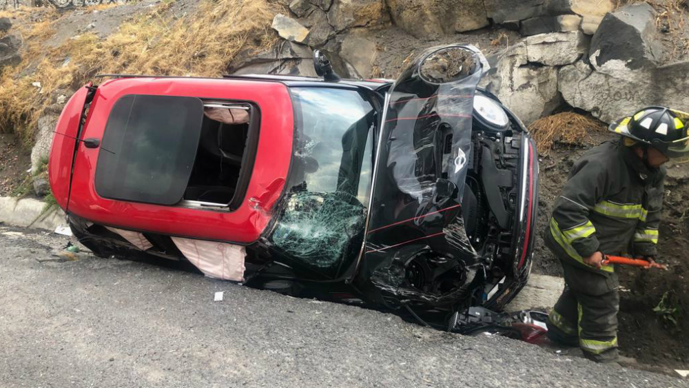 Vuelca pipa con sosa cáustica en la México-Cuernavaca; hay un lesionado - pipa-sosa-caustica-mexico-cuernavaca-2