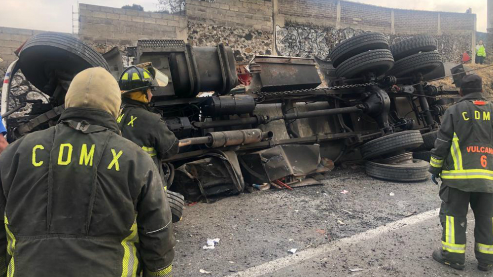 Vuelca pipa con sosa cáustica en la México-Cuernavaca; hay un lesionado