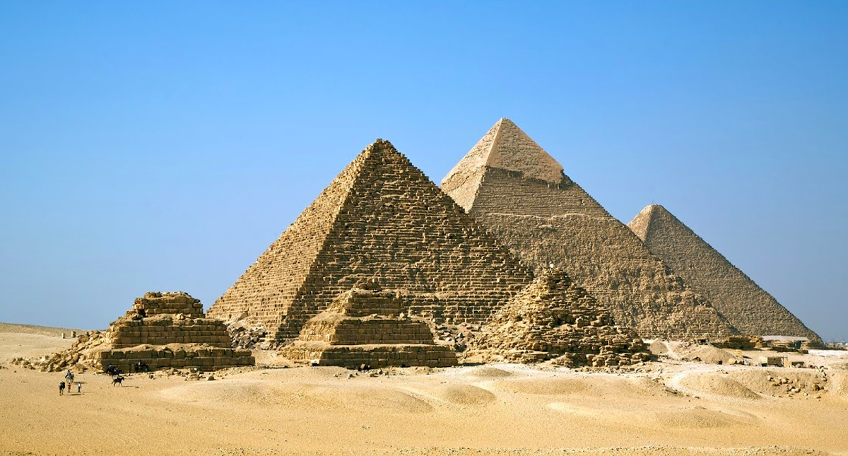 Detienen a joven por escalar la pirámide Guiza