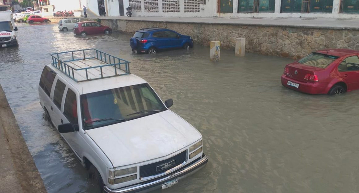 Mar de fondo inunda calle en Acapulco