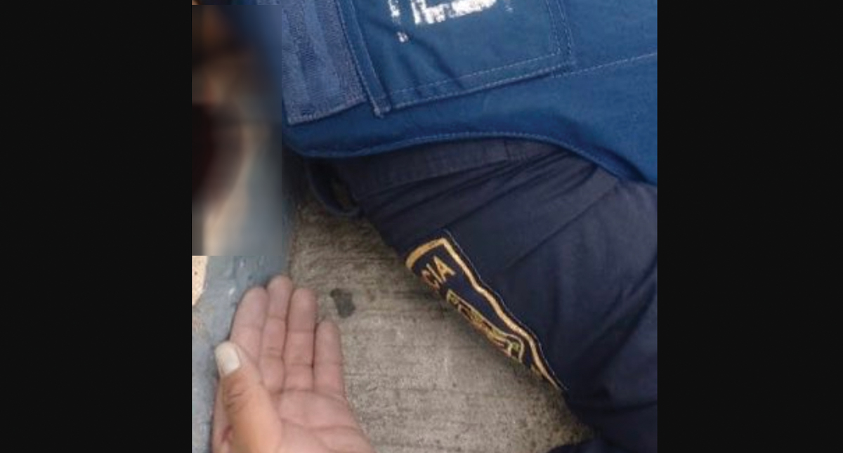 Muere policía en intento de asalto a tienda en Iztapalapa