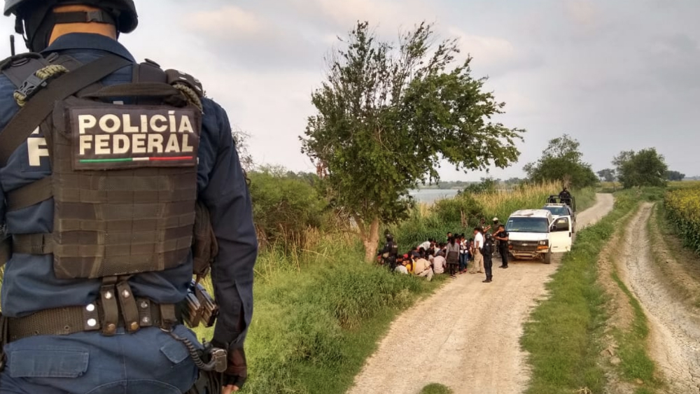 Rescatan a 124 migrantes a orillas del Río Bravo