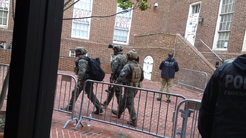 Policía de EE.UU. desaloja a activistas de embajada de Venezuela