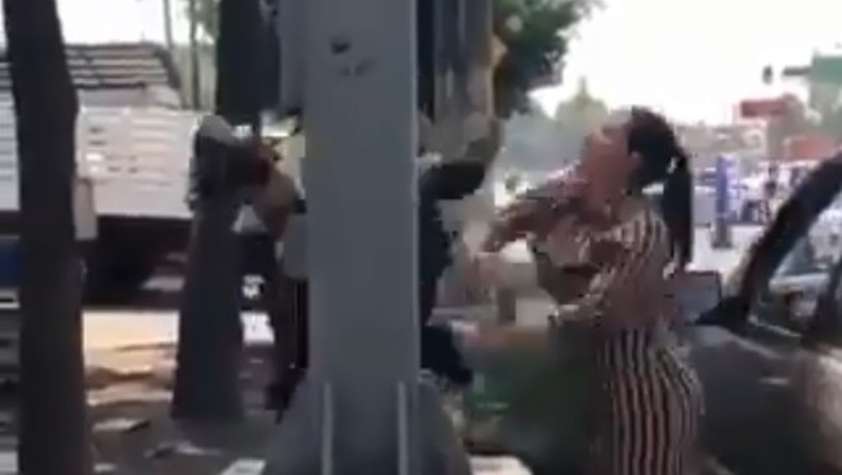 Investigan a policías por pelea con tripulantes de camioneta