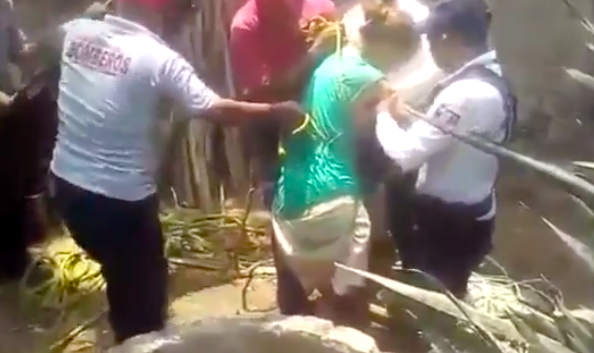 #Video Rescatan a mujer que cayó en pozo en Oaxaca