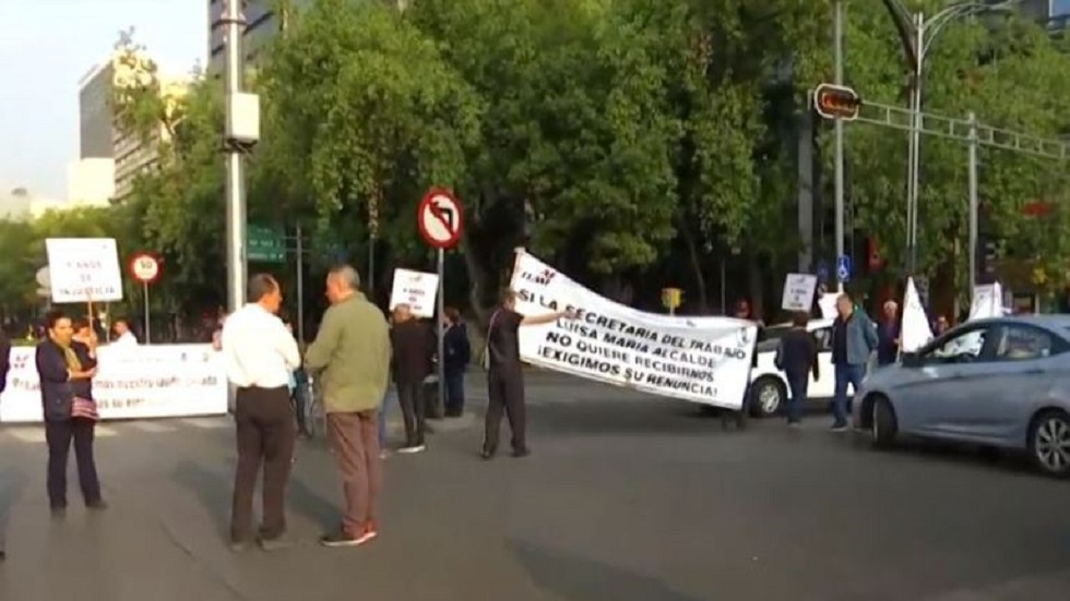 Jubilados cierran carriles centrales de Paseo de la Reforma