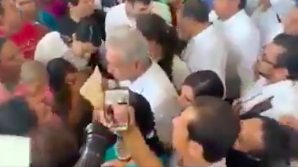 #Video Seguidores de AMLO callan a niños con cáncer en aeropuerto