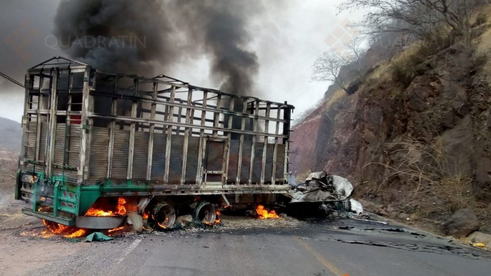 Bloquean carretera y queman camión en Apatzingán