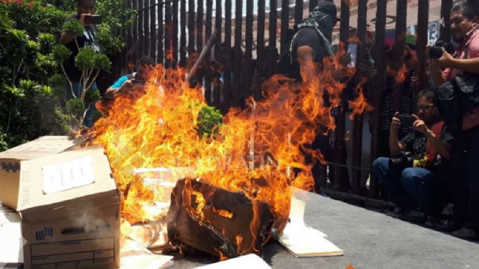 #Video Maestros del CETEG vandalizan congreso de Guerrero