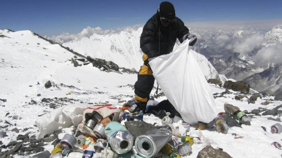 Recogen tres toneladas de basura en el Everest