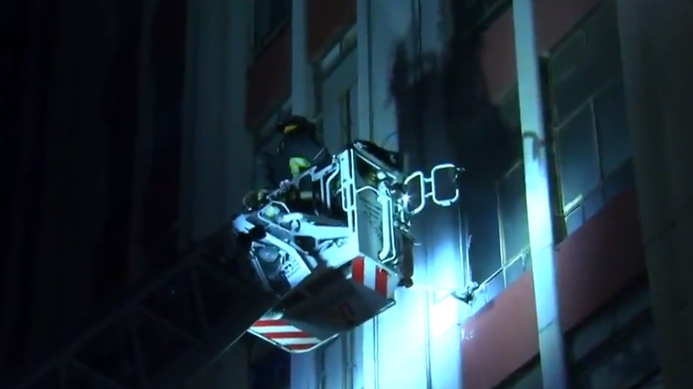 #Video Rescatan a familia de departamento en llamas en Centro Histórico