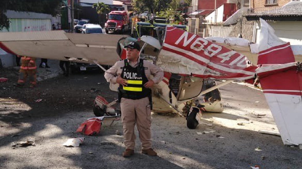 Pilotos sobreviven a accidente aéreo en Costa Rica - resguardo-de-la-escena-de-choque-de-avioneta
