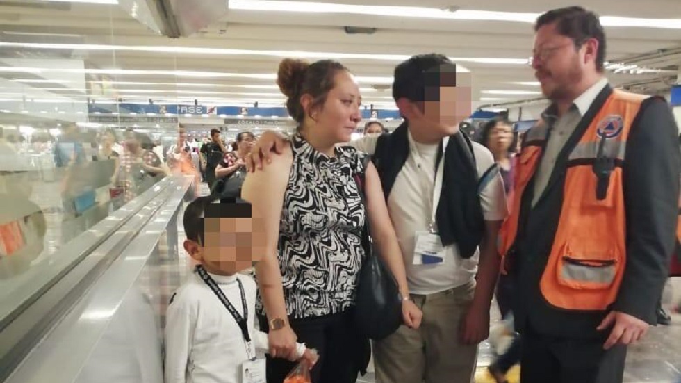 Policías devuelven a su madre a niño extraviado en Línea 2 del Metro