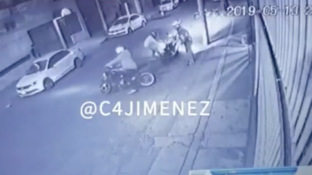 #Video Sujetos armados amagan y roban a conductor de motocicleta