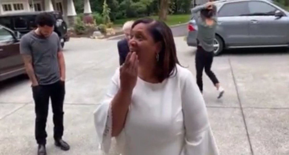 #Video Russell Wilson le regala una casa a su madre