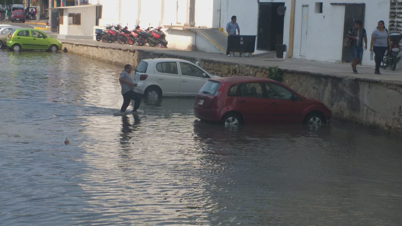 Mar de fondo inunda calle en Acapulco - salidadelmaraca2