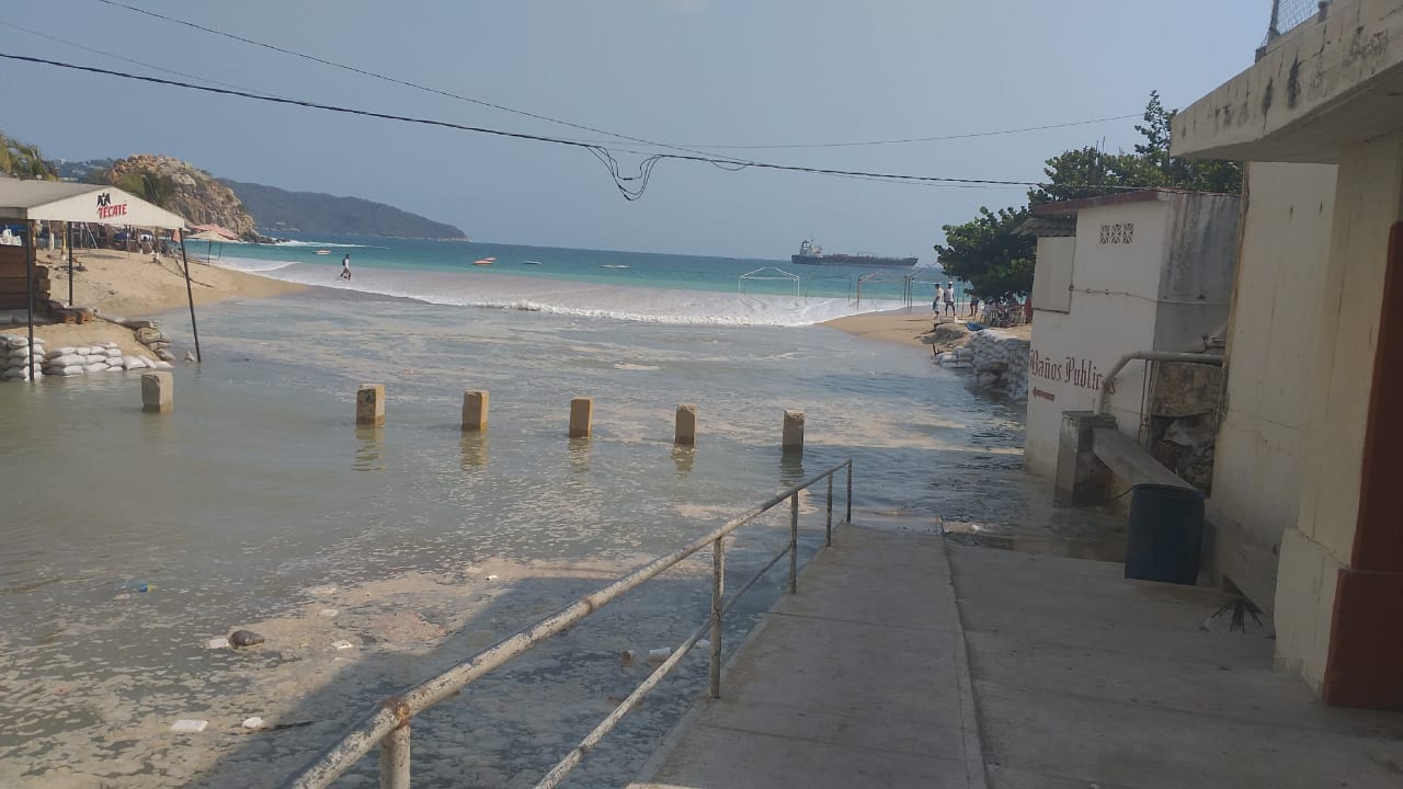 Mar de fondo inunda calle en Acapulco - salidadelmaraca3