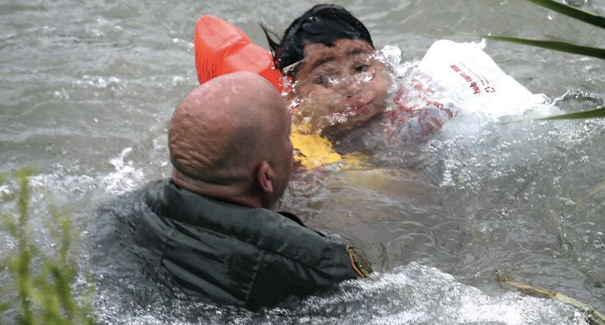 Patrulla Fronteriza rescata a niño hondureño en el Río Bravo