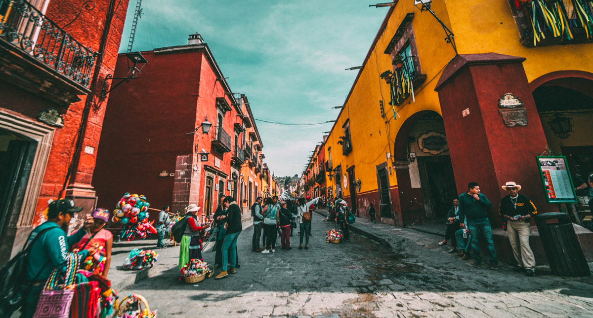 Monex defrauda a clientes extranjeros en San Miguel de Allende