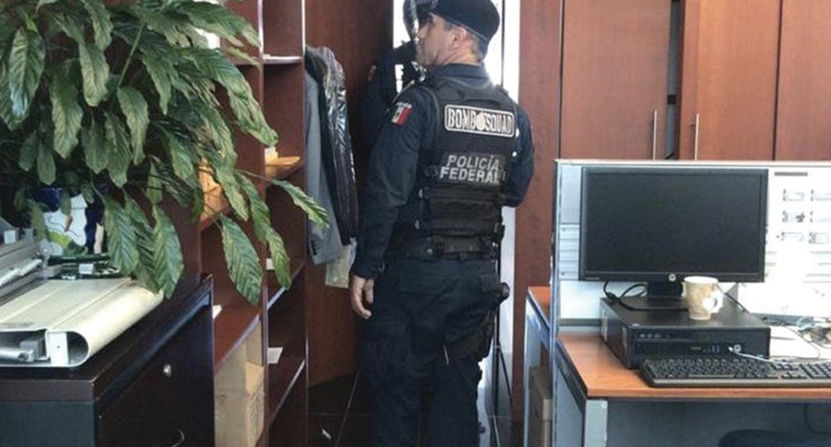 Binomios caninos revisarán paquetes en el Senado Binomios caninos revisarán paquetes en el Senado