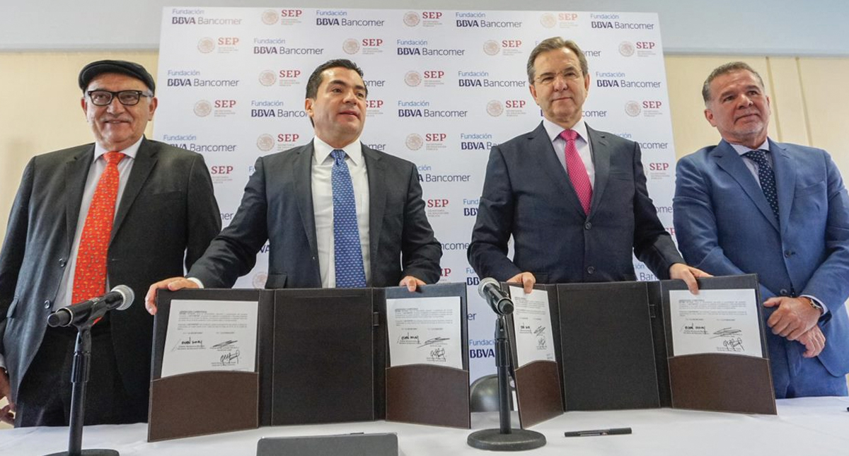 SEP y BBVA Bancomer refrendan convenio para becar a estudiantes destacados