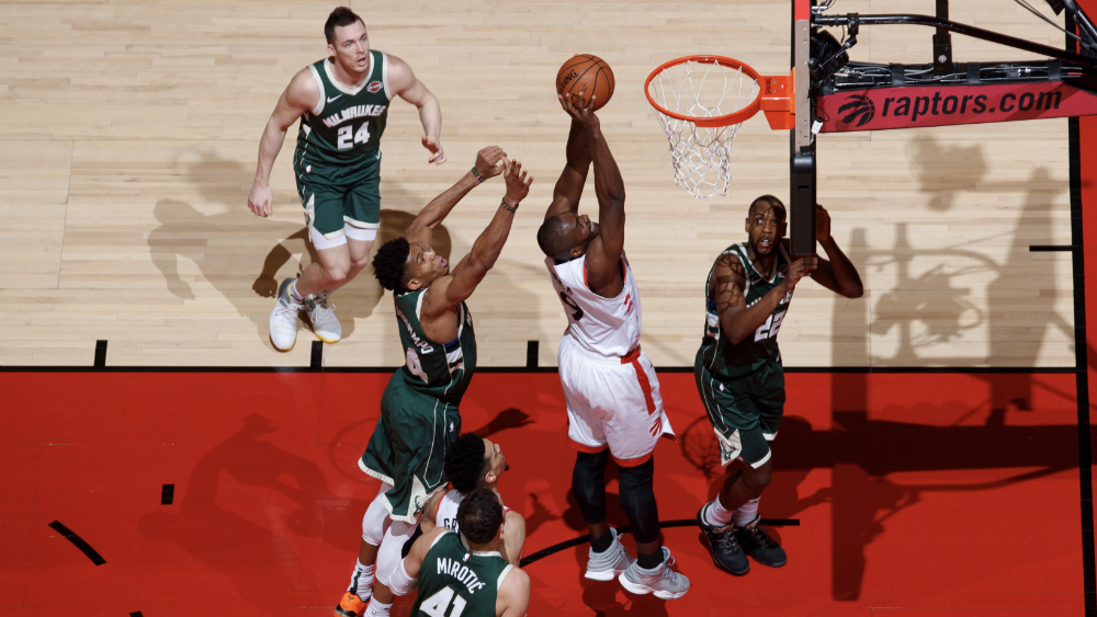 Raptors vencen a Bucks y emparejan 2-2 final de Conferencia Este