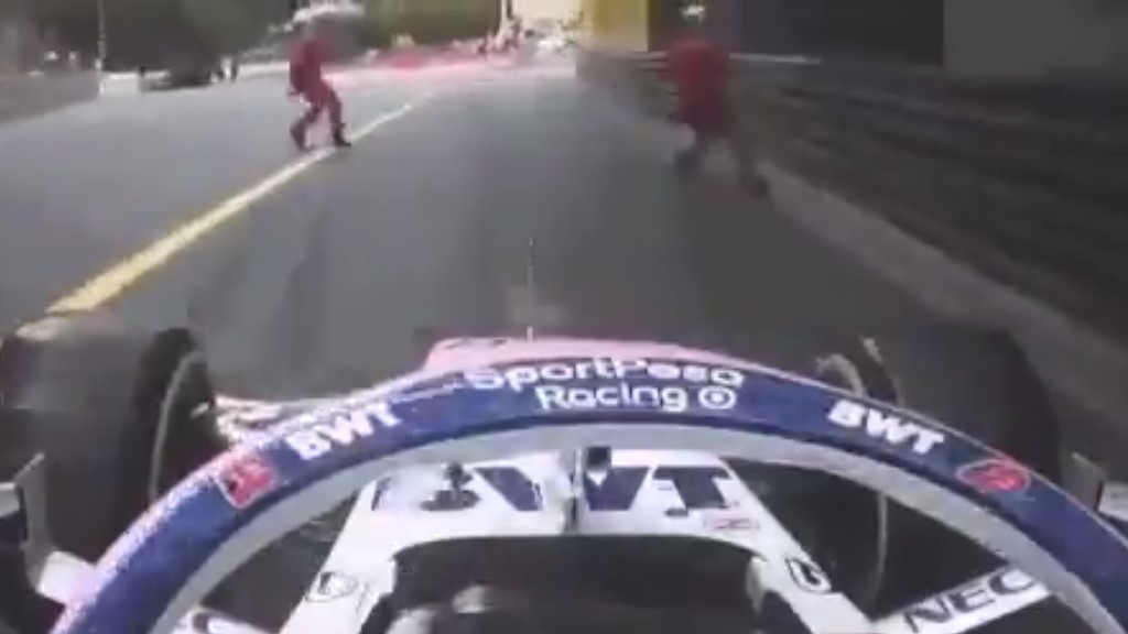 #Video Sergio Pérez casi atropella a comisarios de pista en Mónaco #Video Sergio Pérez casi atropella a comisarios de pista en Mónaco