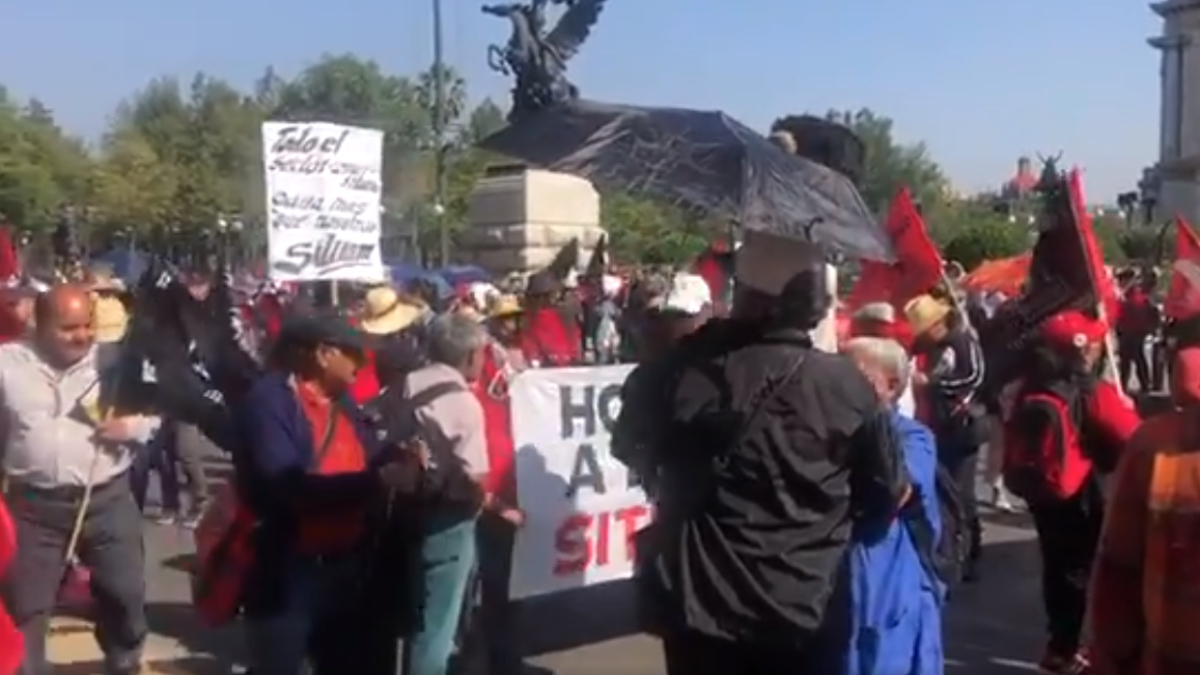 Sindicatos marchan al Zócalo con motivo del Día del Trabajo Sindicatos marchan al Zócalo con motivo del Día del Trabajo