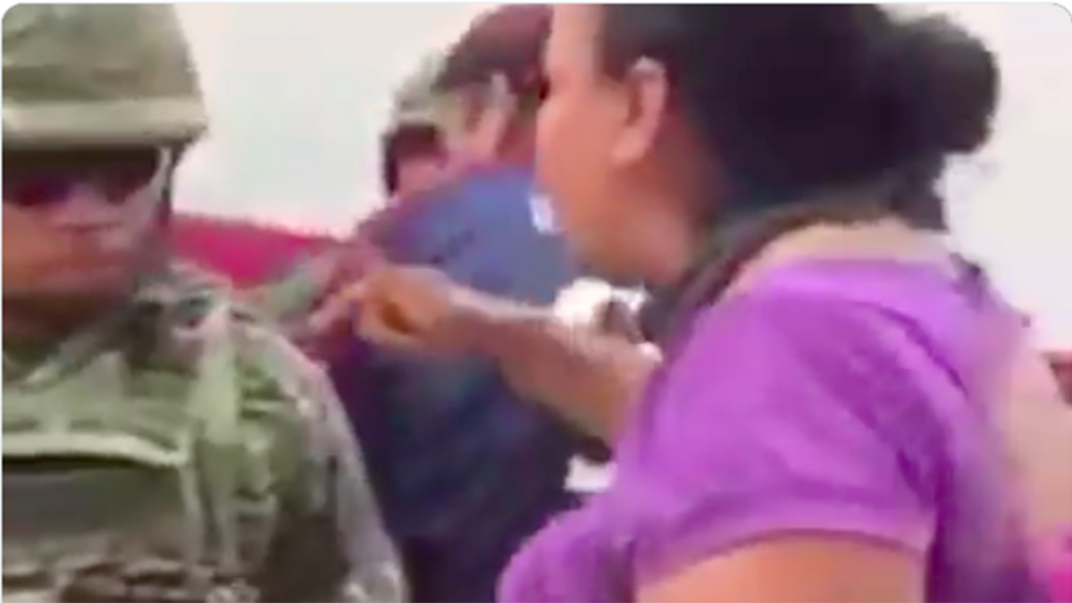 #Video Agreden a soldados y los despojan de sus armas en Michoacán