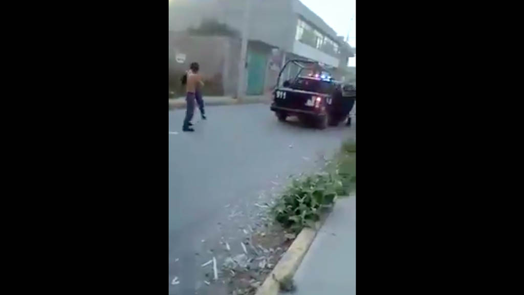 #Video Sujeto desarma a policía para liberar a detenidos en Ecatepec