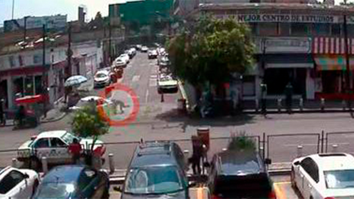 #Video Taxista arrolla a Tránsito y huye en Toluca