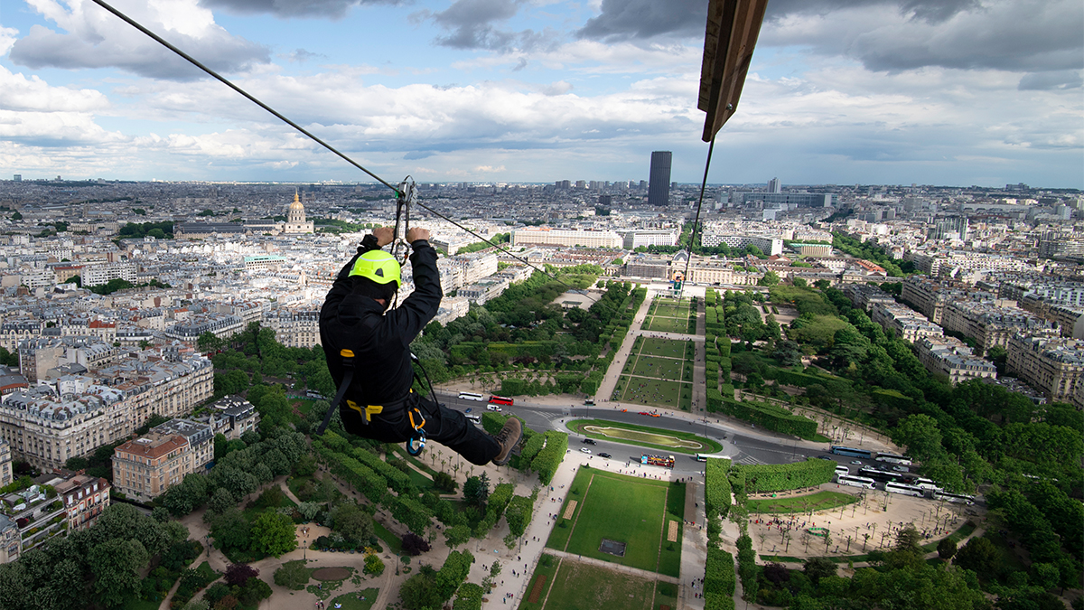 Instalan tirolesa temporal en la Torre Eiffel