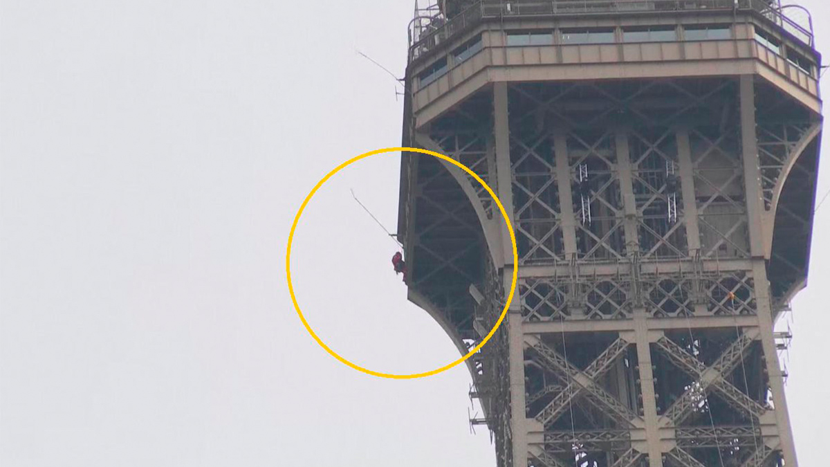 Evacuan la Torre Eiffel por hombre intentando escalarla