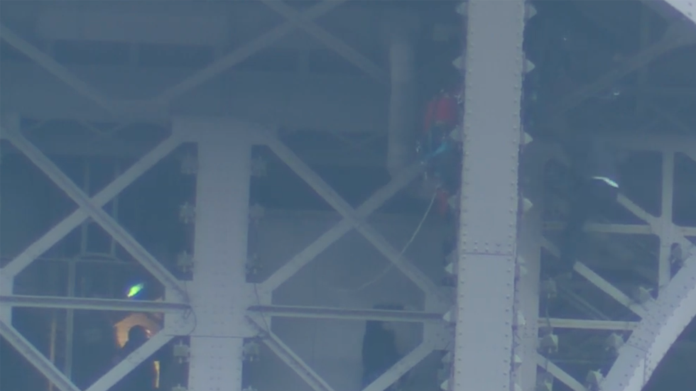 Policía detiene a hombre que escaló la Torre Eiffel