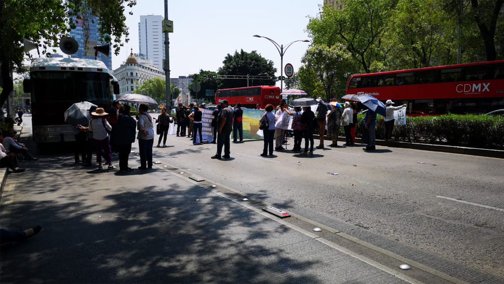 Sindicalizados del IMSS bloquean Paseo de la Reforma