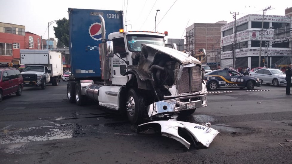 Tráiler choca ambulancia y deja dos heridos en la CDMX