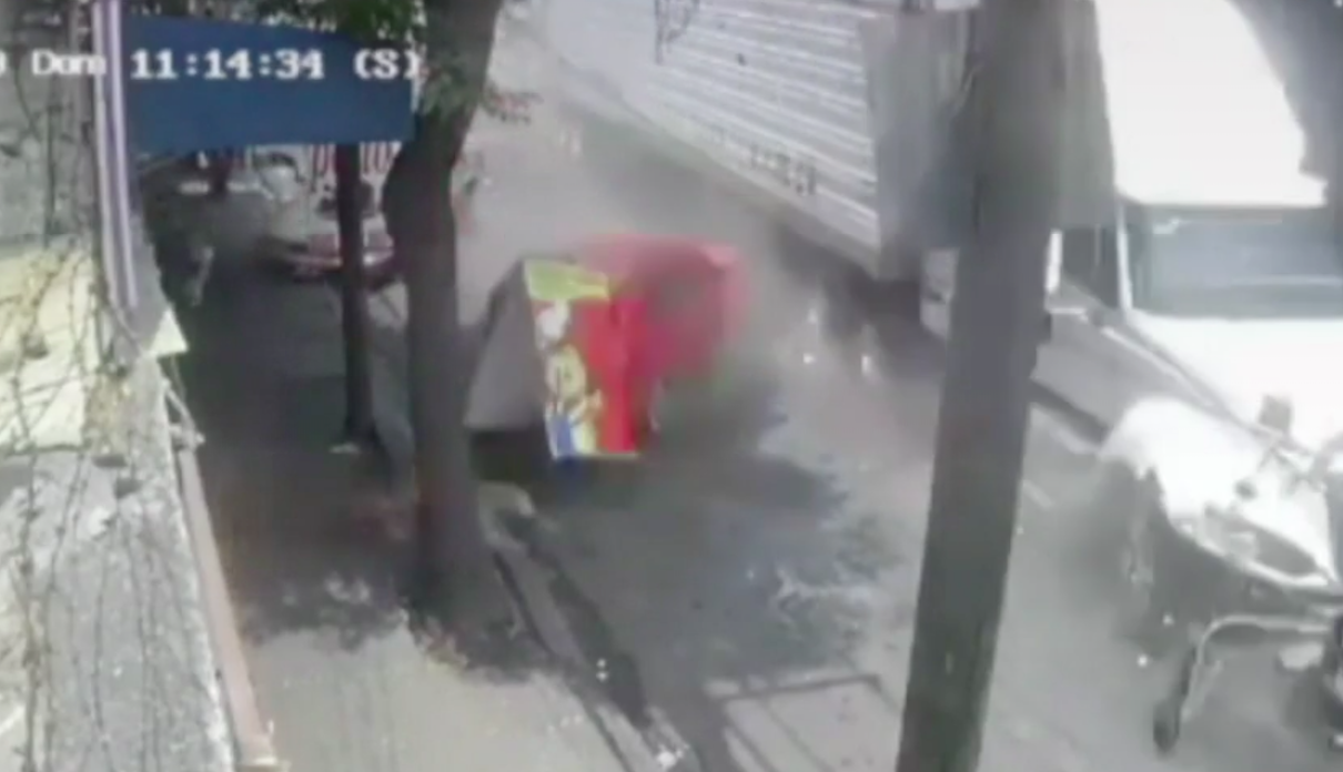 #Video El momento en que tráiler embiste a autos en Santa Fe