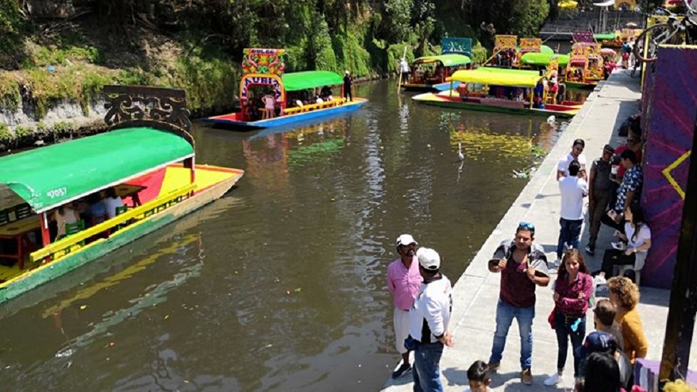 Buscan regular consumo de alcohol en trajineras de Xochimilco