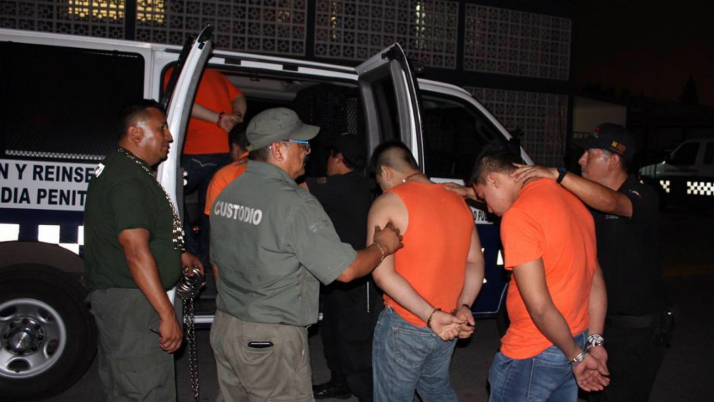 Trasladan a 26 internos a centros penitenciarios en Veracruz