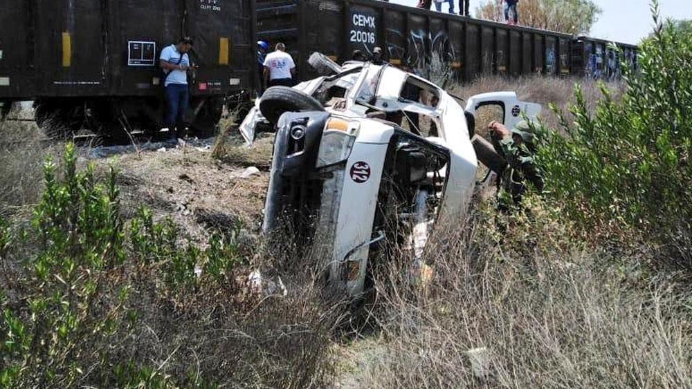#Video Tren arrastra camioneta en Huehuetoca y deja un muerto