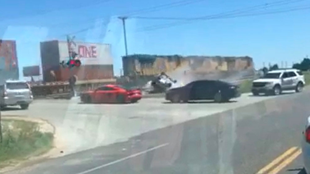#Video Tren vuelca camioneta en Texas