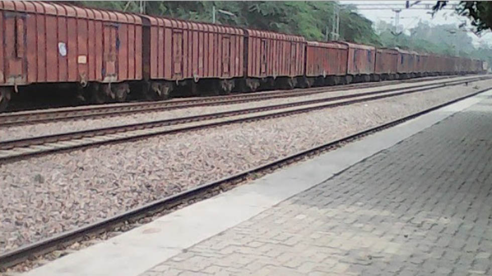 Tren arrolla a jóvenes que se tomaban selfie en las vías