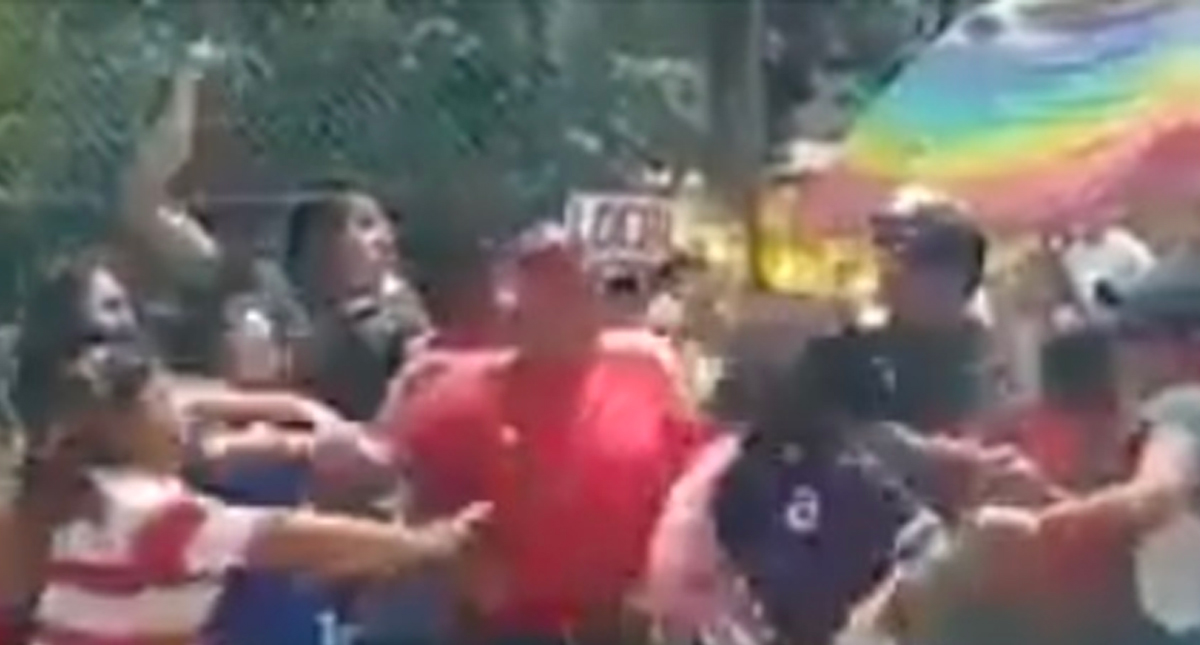 #Video Hombre amenaza con una pistola durante trifulca entre mujeres